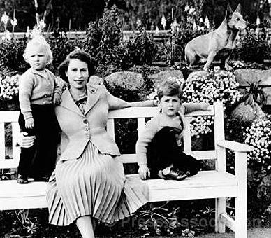 Outra imagem da Rainha Rainha Elizabeth II, quando ainda princesa, em 1953, com os filhos Ana Isabel Alice Luísa, Princesa Real, e o “Princeso” Charles  