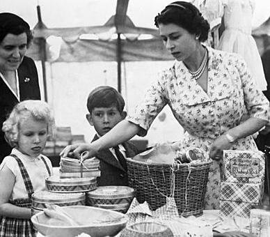 Mais uma da turminha real, em 1955. Saca só a linguinha de fora de Ana Isabel Alice Luísa, Princesa Real. O rango devia estar bom