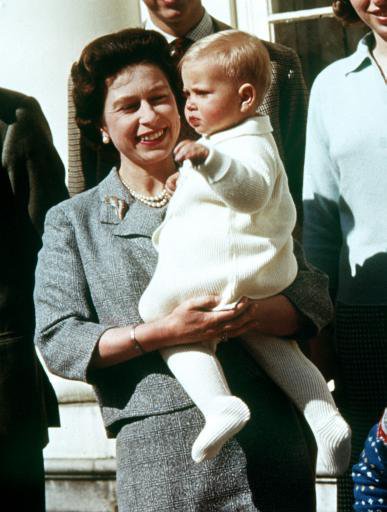 Essa é a Rainha Elizabeth II, já rainha, em 1965, e seu filho Príncipe Eduardo, Conde de Wessex, tio do Príncipe William e tio-avô de “menine real”   