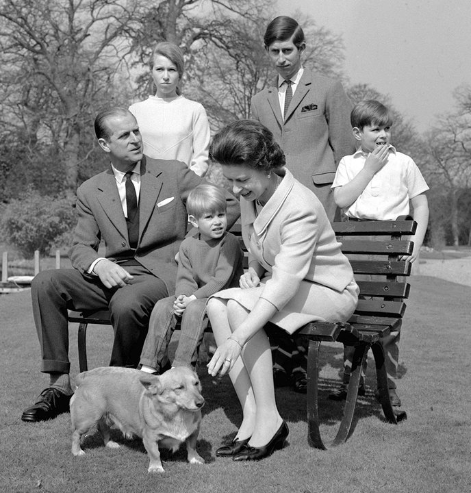 Essa foto de 1968 tem a turma toda. De pé estão: Ana Isabel Alice Luísa, Princesa Real; Príncipe Charles e André, Duque de Iorque, o caçula da Rainha Elizabeth II. Sentado está Filipe da Grécia e Dinamarca, Duque de Edimburgo, marido da Rainha Elizabeth II, que está sentada também. Entre eles, Príncipe Eduardo, Conde de Wessex