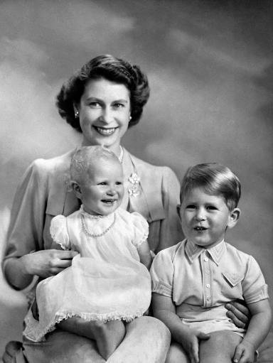 O Príncipe Charles já foi gorduchinho, olha só que fofo?  Esta foto é de 1951 (a rainha ainda era princesa) e foi tirada no dia do aniversário de um ano de Ana Isabel Alice Luísa, Princesa Real