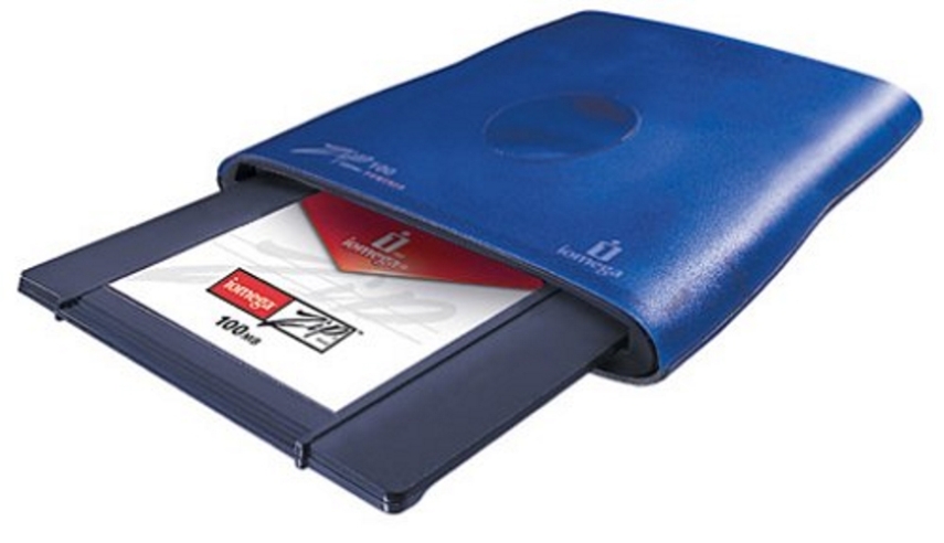 ... Deve se lembrar do <b>zip drive</b>, o disco removível que foi uma 'revolução' em meados da década de 90. Ele armazenava bem mais dados do que um disquete comum (100 MB) e tinha quase o mesmo tamanho físico dele
