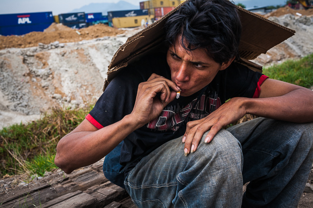 Imigrante hondurenho, esperando para pegar o trem que leva à borda dos Estados Unidos