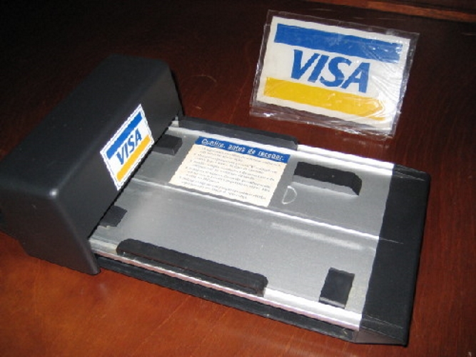 ... Pagou a conta do restaurante em uma <b>máquina de cartão de crédito com papel carbono</b>. Como não existia máquina de transmissão de dados por internet (hoje até camelô tem), lojistas copiavam os dados do cartão com essa geringonça aí, para fazer a cobrança. 'Trek-trek'...
