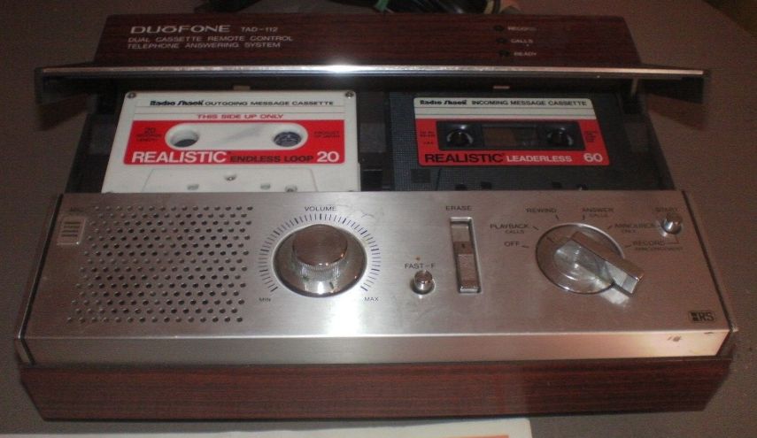 ... Já teve uma <b>secretária eletrônica com fita cassete</b>. Depois do bipe, as pessoas deixavam mensagens ('devolve a grana', 'seu avô está te esperando no aeroporto'). Era tudo gravado na fita, até ela ficar sem espaço
