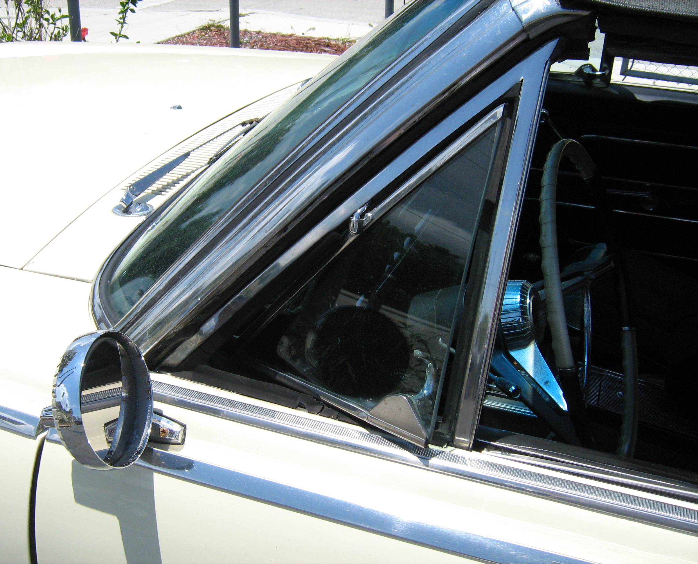... Já andou em um carro novinho (seja ele Monza, Fusca ou Santana) com <b>quebra-vento</b>. Era uma pequena janela que ficava nas portas dianteiras e servia para ventilar o carro em tempos pré-ar-condicionado