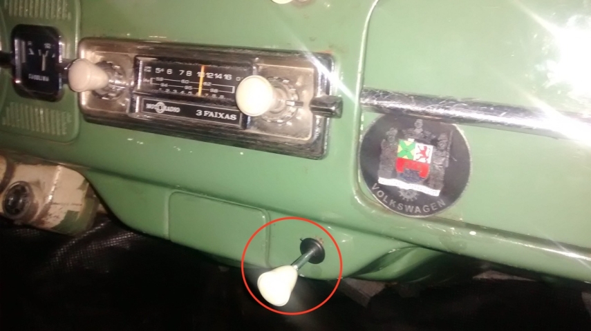 ... Teve de puxar o <b>afogador</b> para que o carro pegasse em dias frios. Antes da injeção eletrônica, havia um botãozinho no painel do carro que controlava a passagem de ar para o tanque de combustível