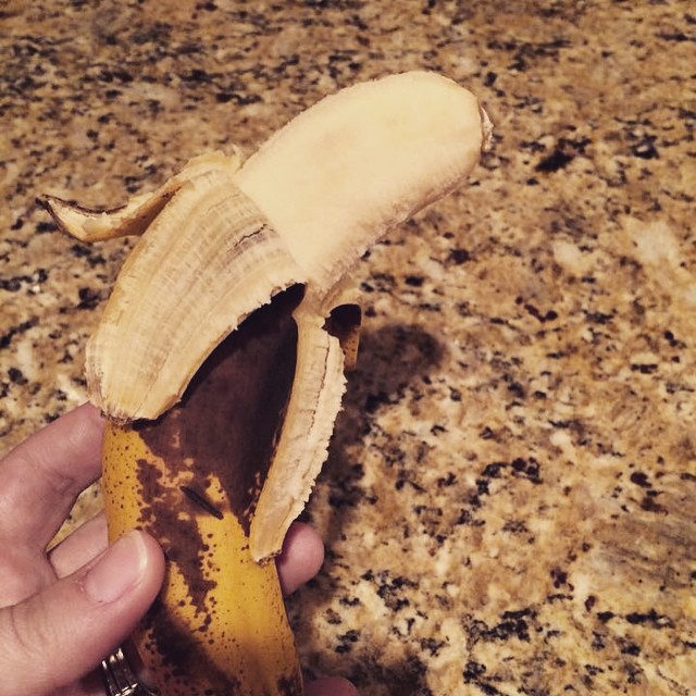 Meu filho não pode comer isso porque foi a mamãe que descascou, e ele queria que fosse o papai que descascasse
