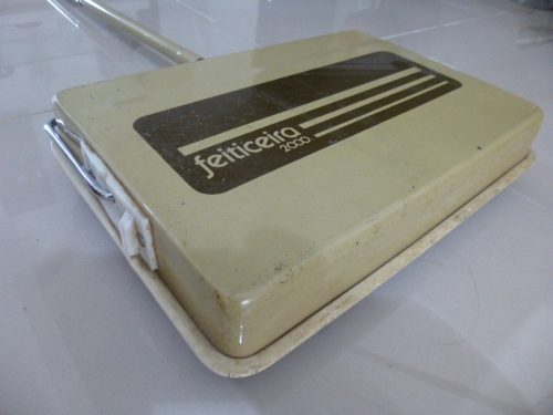 ... Varreu a casa com uma <b>vassoura mágica</b>. Era meio que uma vassoura com escovas giratórias ou algo do tipo