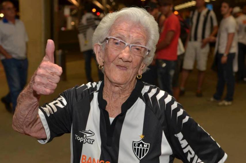 Vovó do Galo faz sucesso nos jogos do Atlético-MG