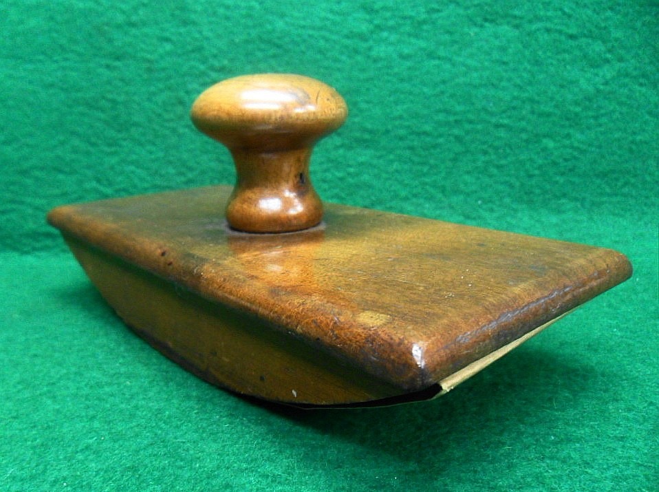 ... Teve de usar um <b>mata-borrão</b> para tirar o excesso de tinta no papel, na era das canetas de pena, antes das canetas esferográficas entrarem em cena