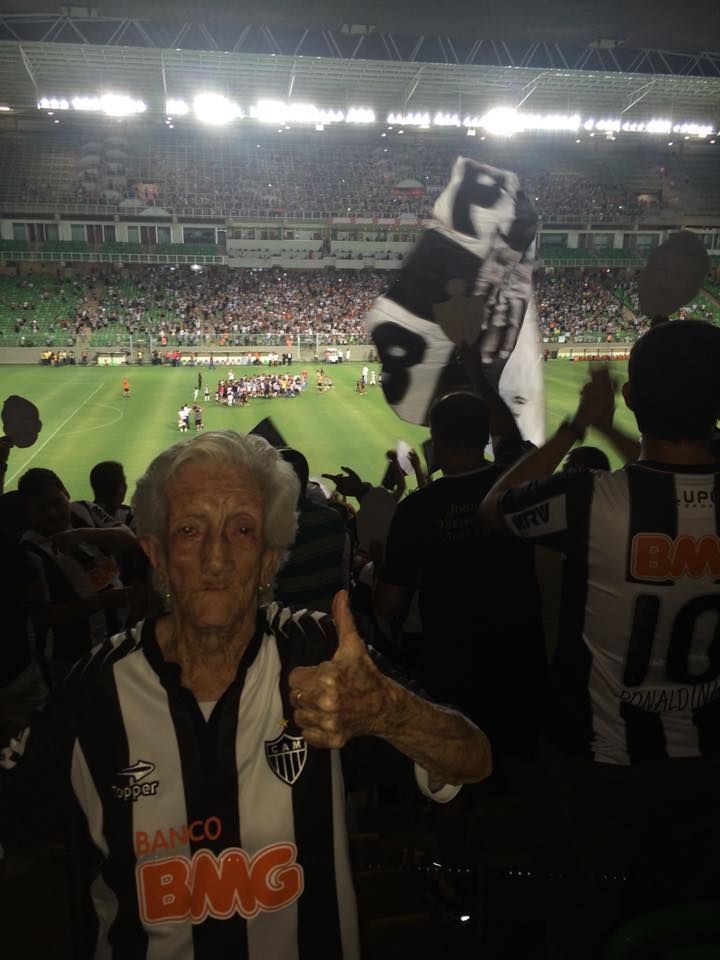 Vovó do Galo faz sucesso nos jogos do Atlético-MG