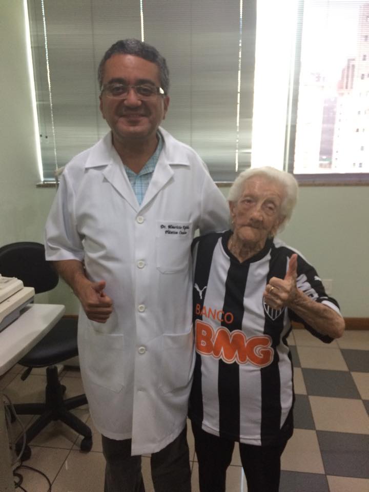 Vovó do Galo faz sucesso nos jogos do Atlético-MG