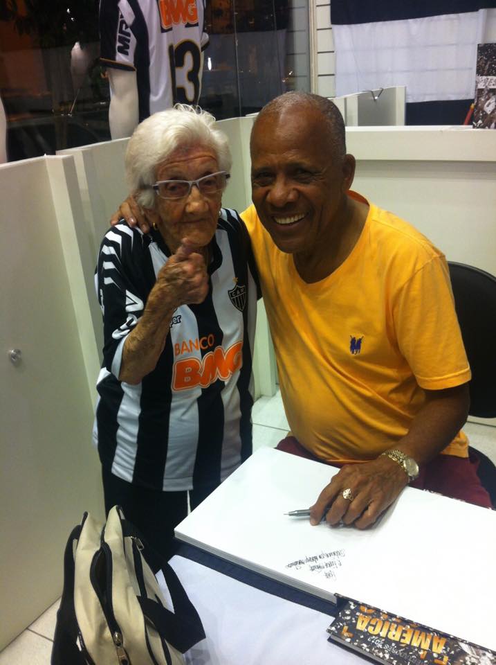 Vovó do Galo faz sucesso nos jogos do Atlético-MG