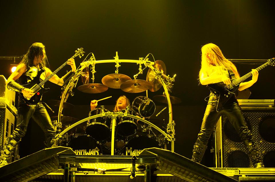 Scott Columbus era um baterista tão demolidor no começo da carreira que várias peças de bateria tinham que ser trocadas ao fim, de cada apresentação. A solução foi desenvolver um set de bateria de aço para evitar os reparos constantes.