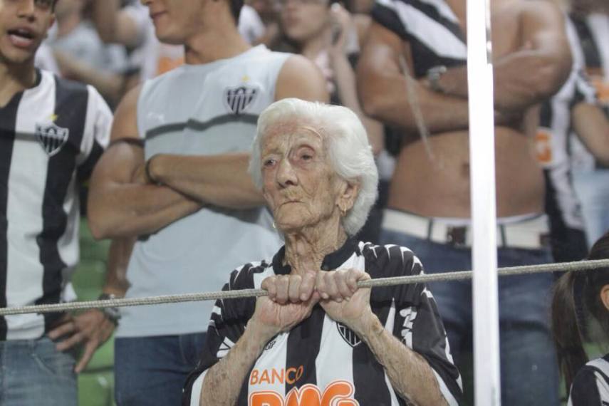 Vovó do Galo faz sucesso nos jogos do Atlético-MG