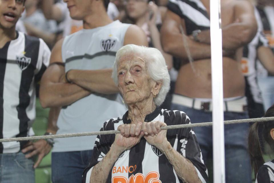 Vovó do Galo faz sucesso nos jogos do Atlético-MG
