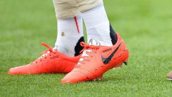 Preconizadora do conceito de controle e do couro sintético fino a Nike CTR360 era uma das mais estilosas