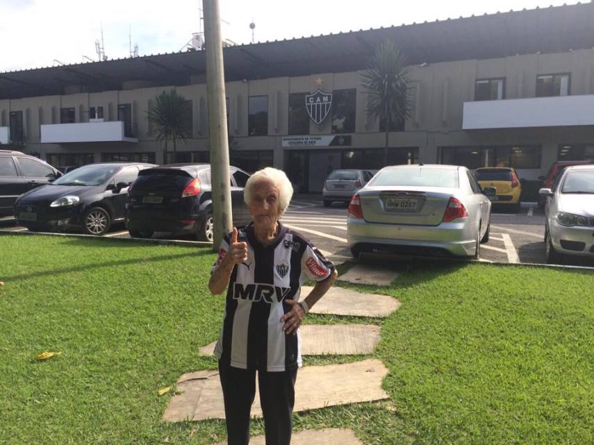 Vovó do Galo faz sucesso nos jogos do Atlético-MG