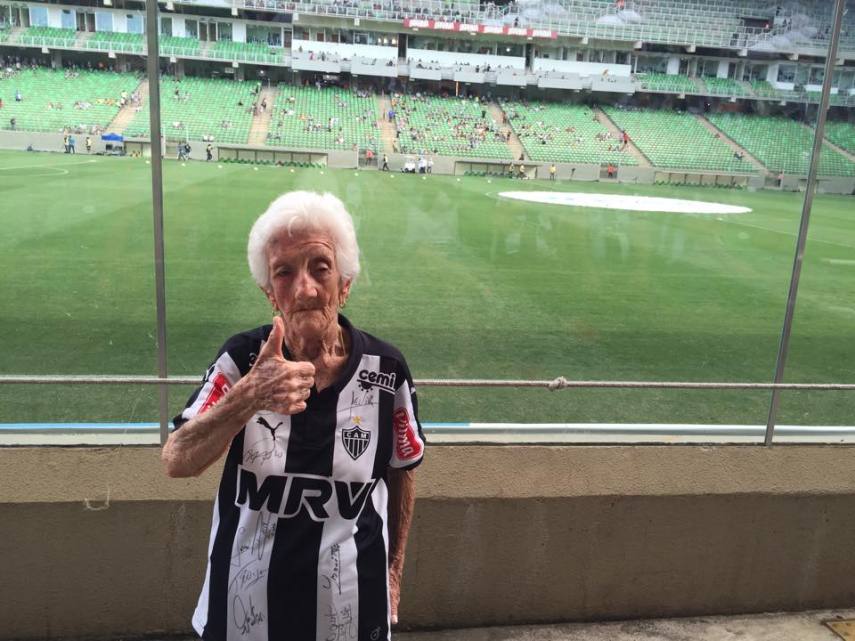 Vovó do Galo faz sucesso nos jogos do Atlético-MG