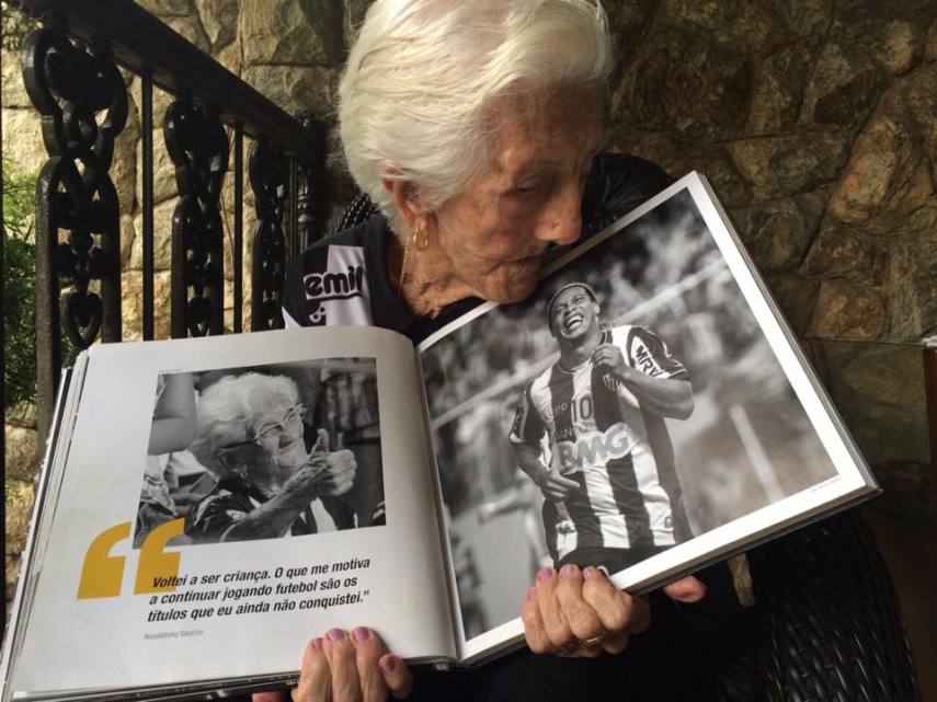 Vovó do Galo faz sucesso nos jogos do Atlético-MG