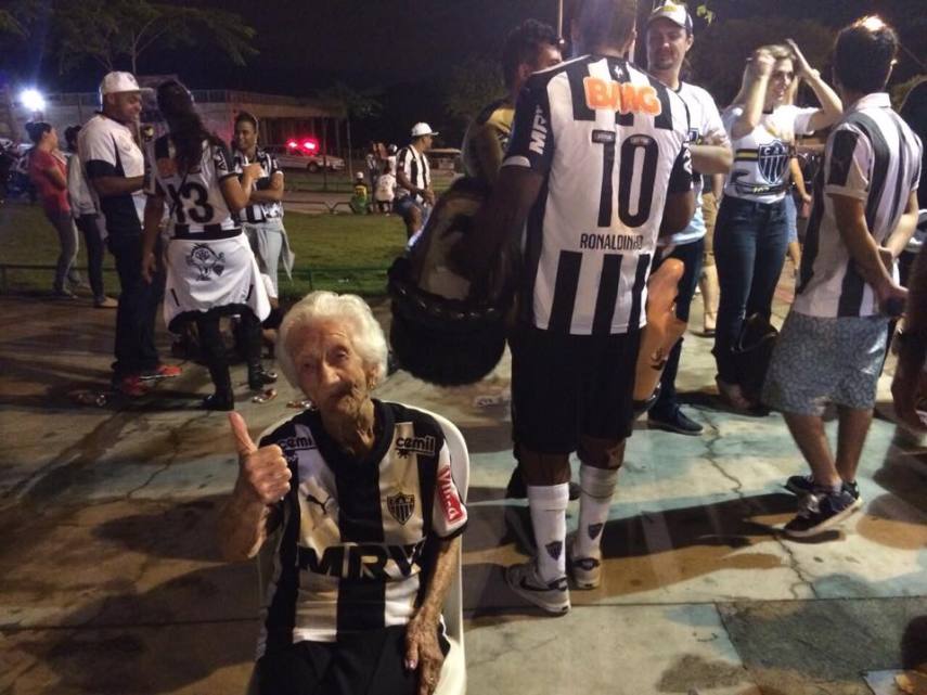 Vovó do Galo faz sucesso nos jogos do Atlético-MG