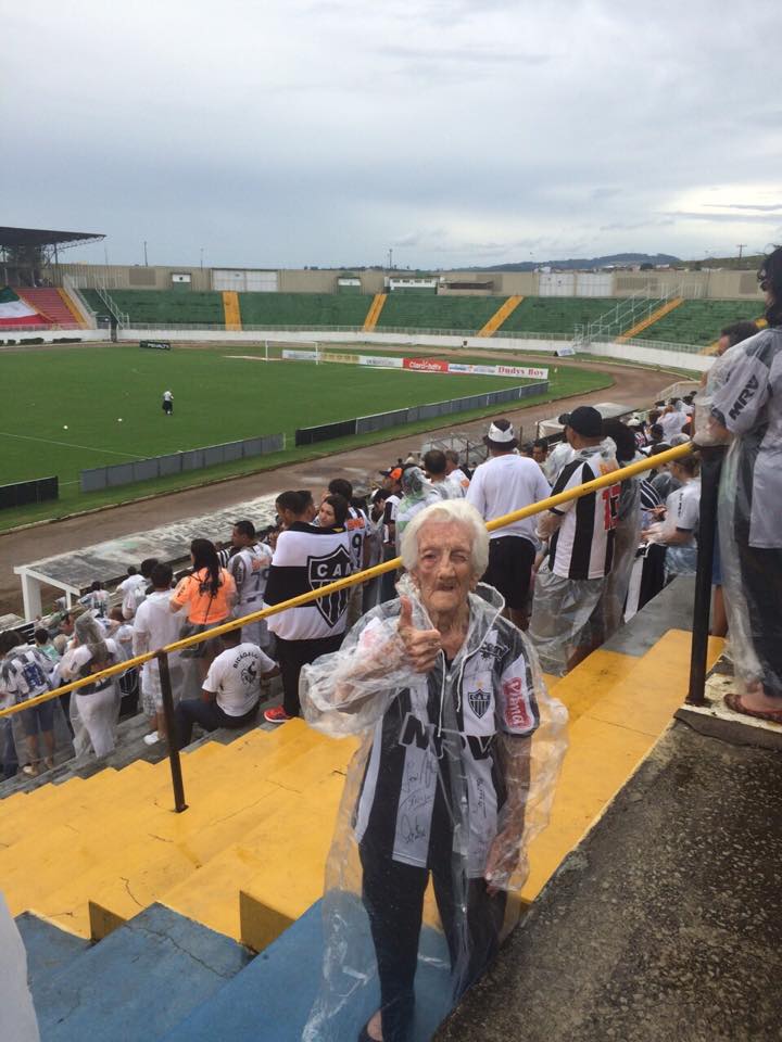 Vovó do Galo faz sucesso nos jogos do Atlético-MG