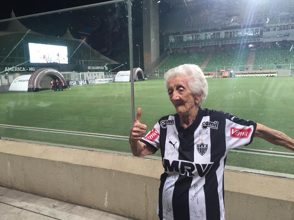 Vovó do Galo faz sucesso nos jogos do Atlético-MG
