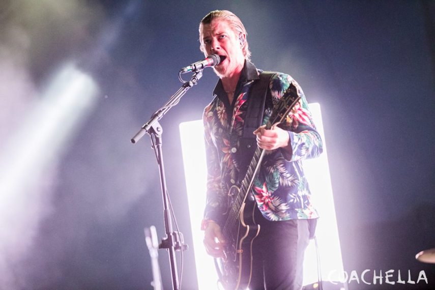 Paul Banks, do Interpol cansou do preto e usou um figurino a lá Wander Wildner