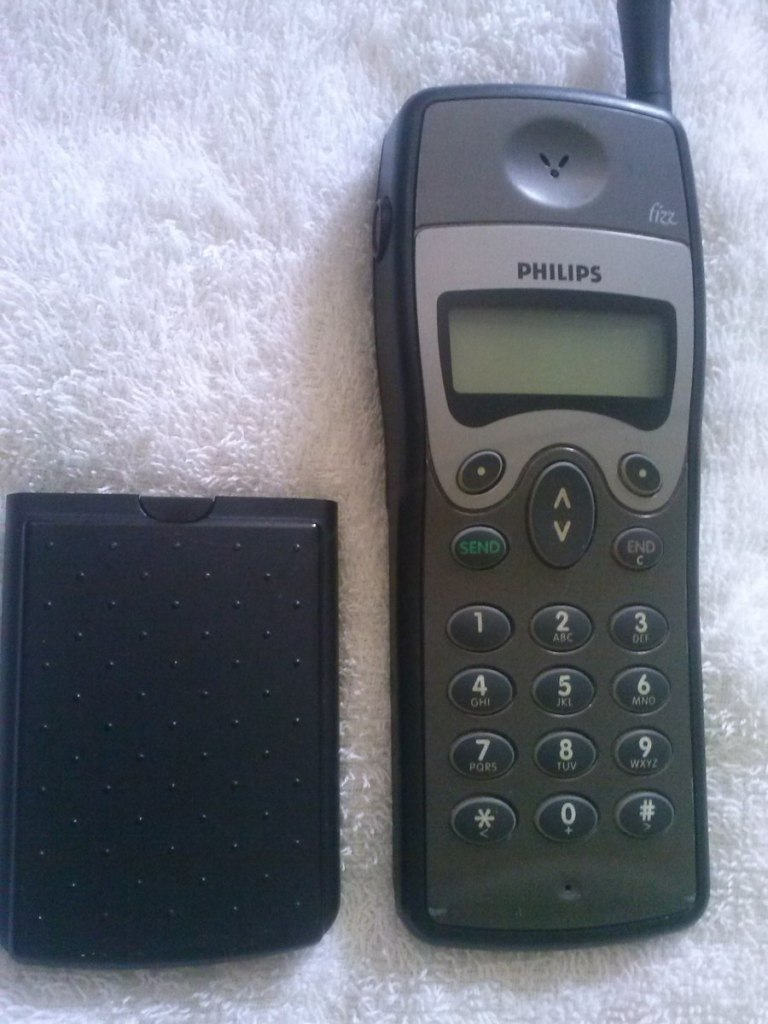 ... Já usou um <b>celular com antena</b>. Eles eram, definitivamente, bem mais difíceis de serem quebrados
