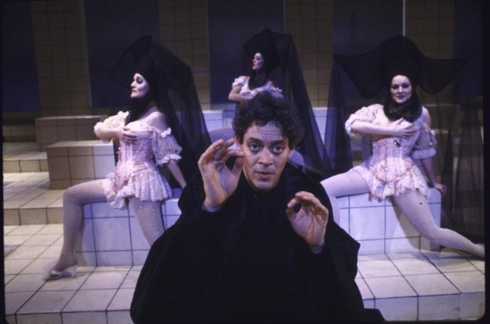 Raul Julia (1940-1994) viveu Guido nesta primeira grande montagem do musical