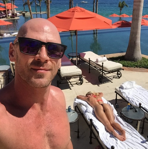 Johnny adora postar imagens paradisíacas da boa vida de porn star