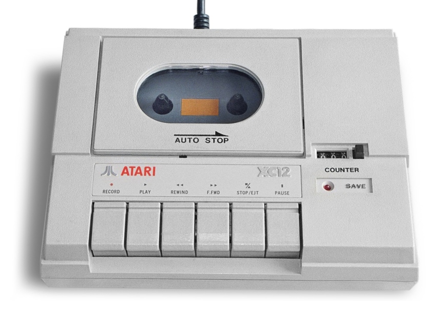 ... Sabe que esse aparelho não era feito para tocar som. Era, na verdade, uma <b>máquina de ler fita cassete para computadores</b>. O armazenamento de dados acontecia por meio de fitas (não rolava CD nem pen-drive), e você tinha de esperar um tempão para carregar o programa
