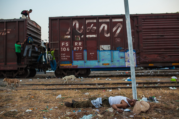 Homem espera pela saída de um trem em Arriaga