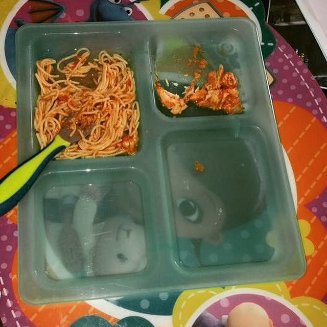 Meu filho não pode comer isso porque está em um prato verde