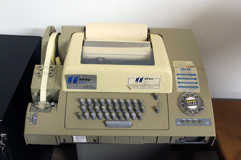 ... Deve se lembrar dos aparelhos de <b>Telex</b>. O Telex era um sistema internacional de comunicação por escrita, feito para você enviar e receber documentos. Eram, basicamente, máquinas de escrever ligadas à rede telefônica
