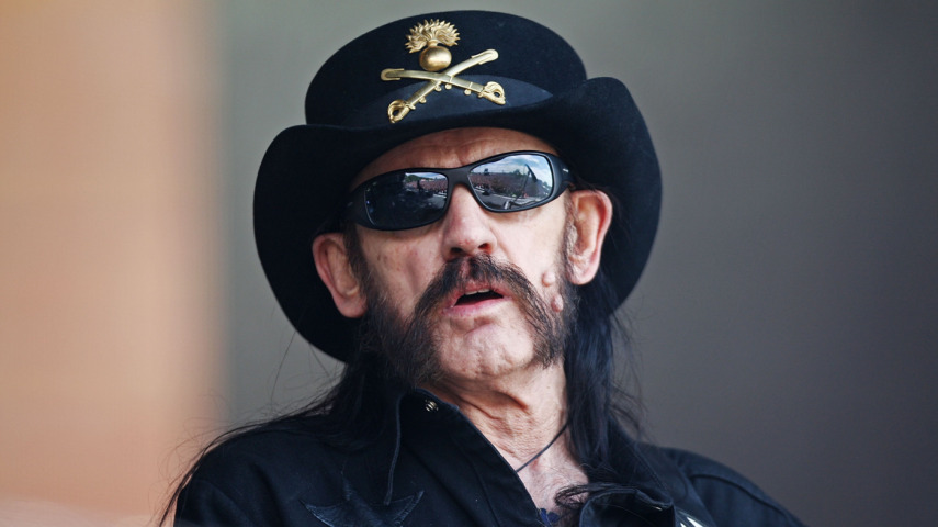 Lemmy já amputou alguns dedos dos pés por causa de uma doença. Qual é?

a) Enxaqueca

b) Diabete

c) Ressaca constante

d) Sinusite