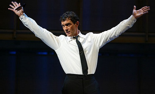 Em 2003, uma remontagem na Broadway tinha Antonio Banderas como Guido