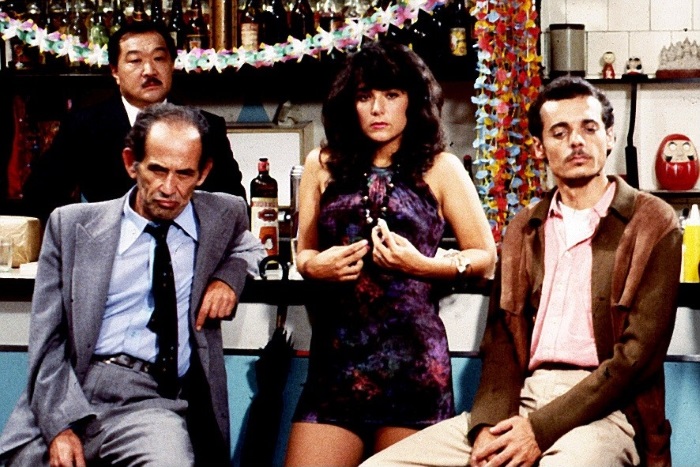 Um dos melhores filmes do cineasta, narra a amizade entre dois homens, desde a infância nos anos 50, o envolvimento com a ditadura nos 60 e o reencontro na fase final, quando um deles (Bertrand Duarte, direita) tem um encontro marcado com a Morte (Carolina Ferraz)