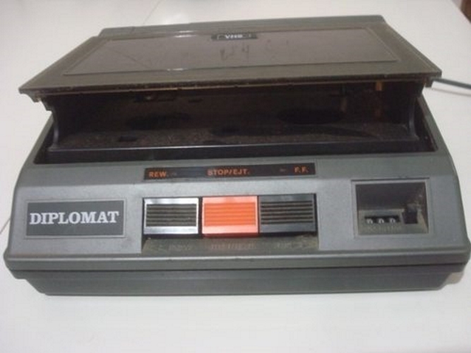 ... Já deve ter visto um <b>rebobinador de fita VHS</b>. Servia exatamente para o que o nome diz: rebobinar fitas de VHS (VHS, a mídia de vídeo que morreu com a popularização do DVD, manja?)
