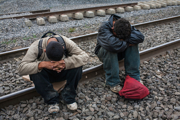 Migrantes descansam, à espera do próximo trem, na Cidade do México