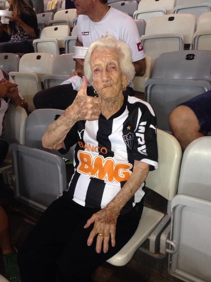 Vovó do Galo faz sucesso nos jogos do Atlético-MG