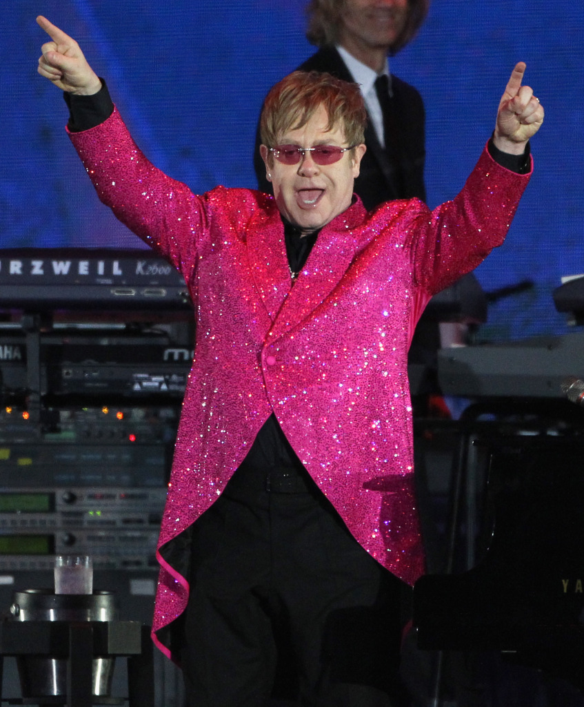 Elton John sempre foi deus e hoje até sons como Sacrifice nos enchem de nostalgia.
