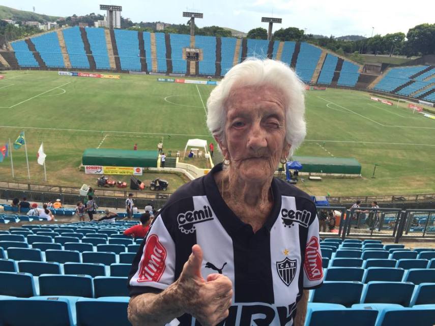 Vovó do Galo faz sucesso nos jogos do Atlético-MG