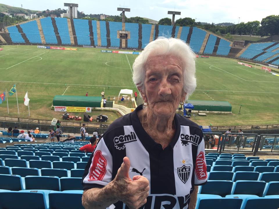 Vovó do Galo faz sucesso nos jogos do Atlético-MG