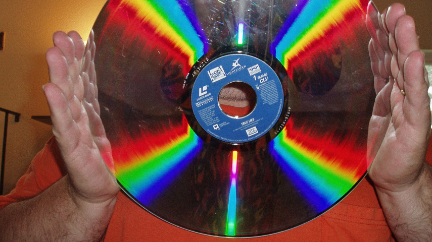 ... Não vai ser enganado se lhe disserem que essa imagem mostra uma pessoa bem pequena com um CD em tamanho normal. Esse 'CD gigante' é, na verdade, um <b>laserdisc</b>, uma mídia de vídeo que precedeu o DVD. Só a galera rica tinha aparelho para tocá-lo
