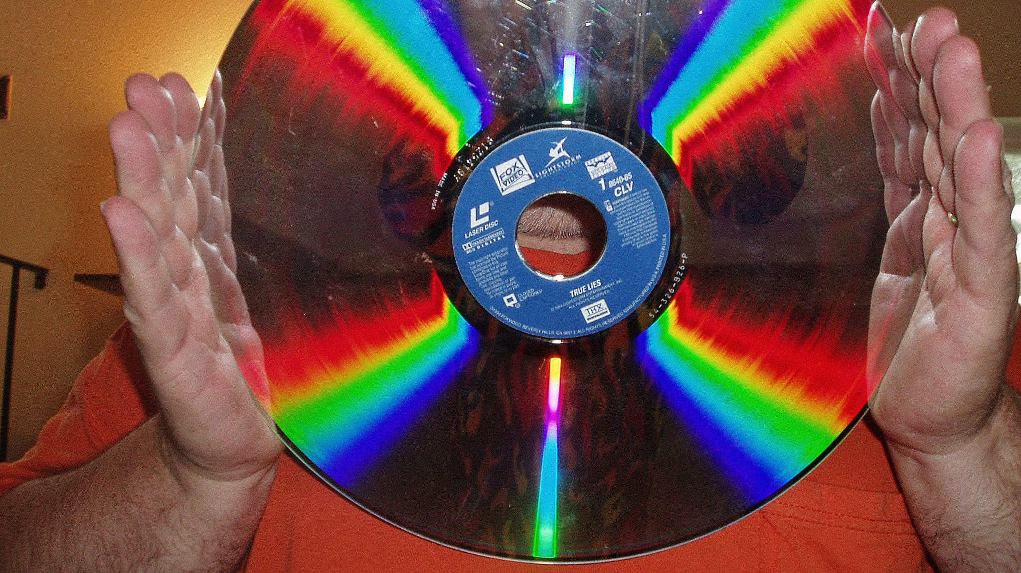... Não vai ser enganado se lhe disserem que essa imagem mostra uma pessoa bem pequena com um CD em tamanho normal. Esse 'CD gigante' é, na verdade, um <b>laserdisc</b>, uma mídia de vídeo que precedeu o DVD. Só a galera rica tinha aparelho para tocá-lo