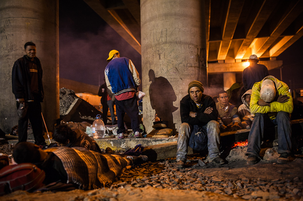 Grupo de migrantes alertas para pegar o próximo trem
