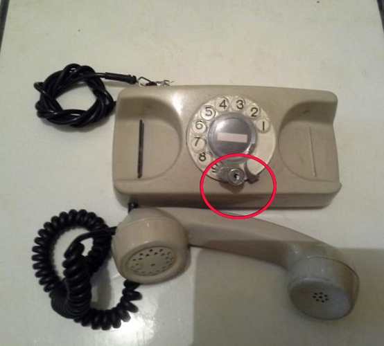 ... sabe o quanto era caro fazer uma ligação antigamente. Por isso, tinha gente que usava <b>cadeados para telefones de disco</b>, para impedir que sua conta comesse metade do seu salário