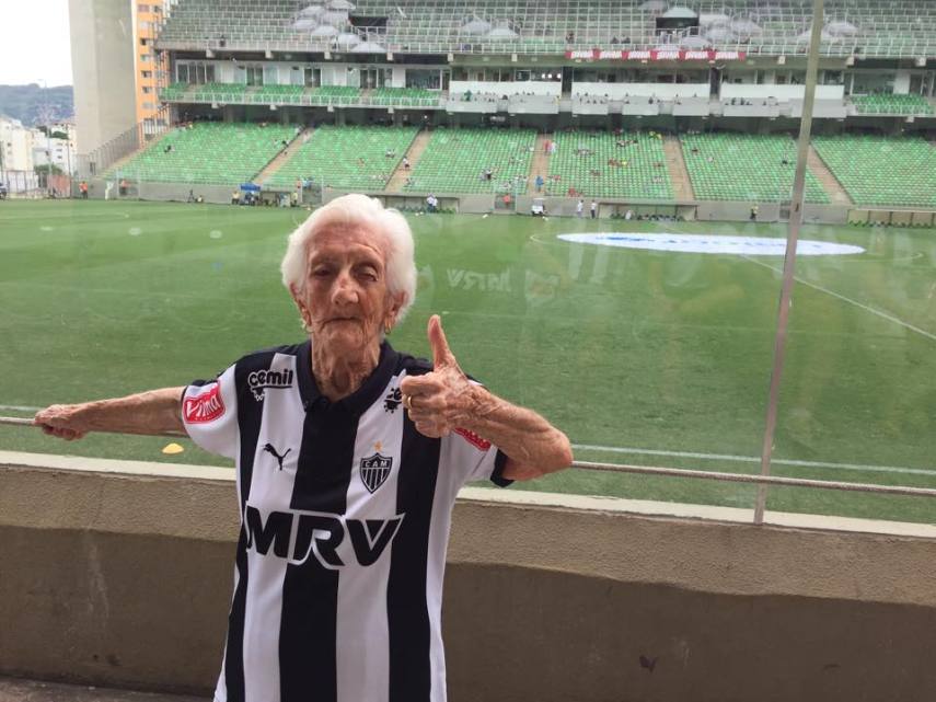 Vovó do Galo faz sucesso nos jogos do Atlético-MG